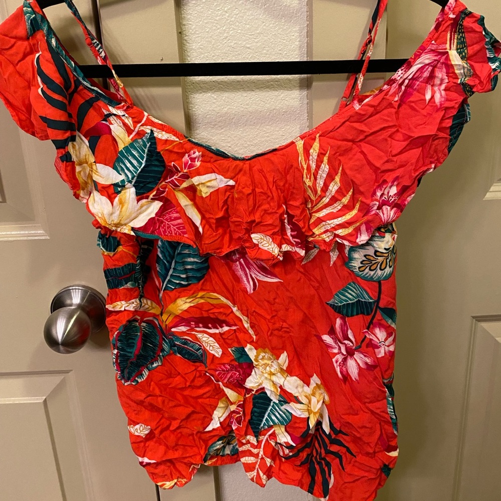 Old navy cute tropical blouse. Perfect
for vacation and summer days. #oldnavy